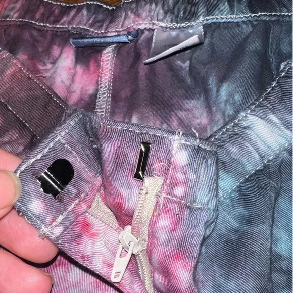 LAST CALL Classic Elements Red Black Tie Dye Cargo Capri Shorts Size L Petite - Picture 6 of 11